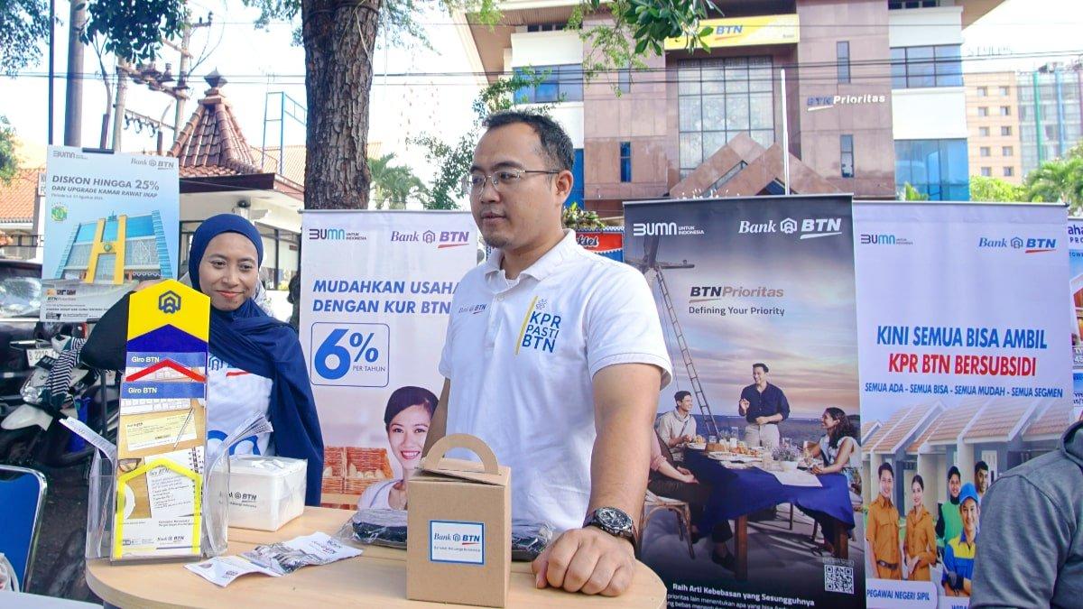 Branch Manager BTN Cabang Surakarta, Cesar AB berada di stan BTN yang ada di CFD Slamet Riyadi, Surakarta, Jawa Tengah pada Minggu (18/2/2024).