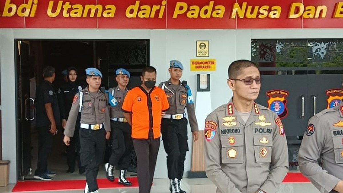 Oknum polisi di Kalteng, Brigadir Polisi AK saat digiring aparat ke lokasi konferensi pers di Lobi Markas Polda Kalteng, Palangka Raya, Senin (16/12/2024).
