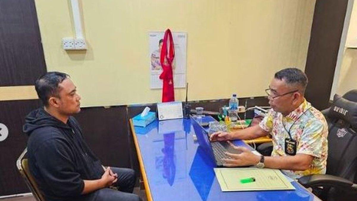 Bripka Edi Purwanto pelaku pengancaman pengendara saat diperiksa di Polrestabes Palembang.