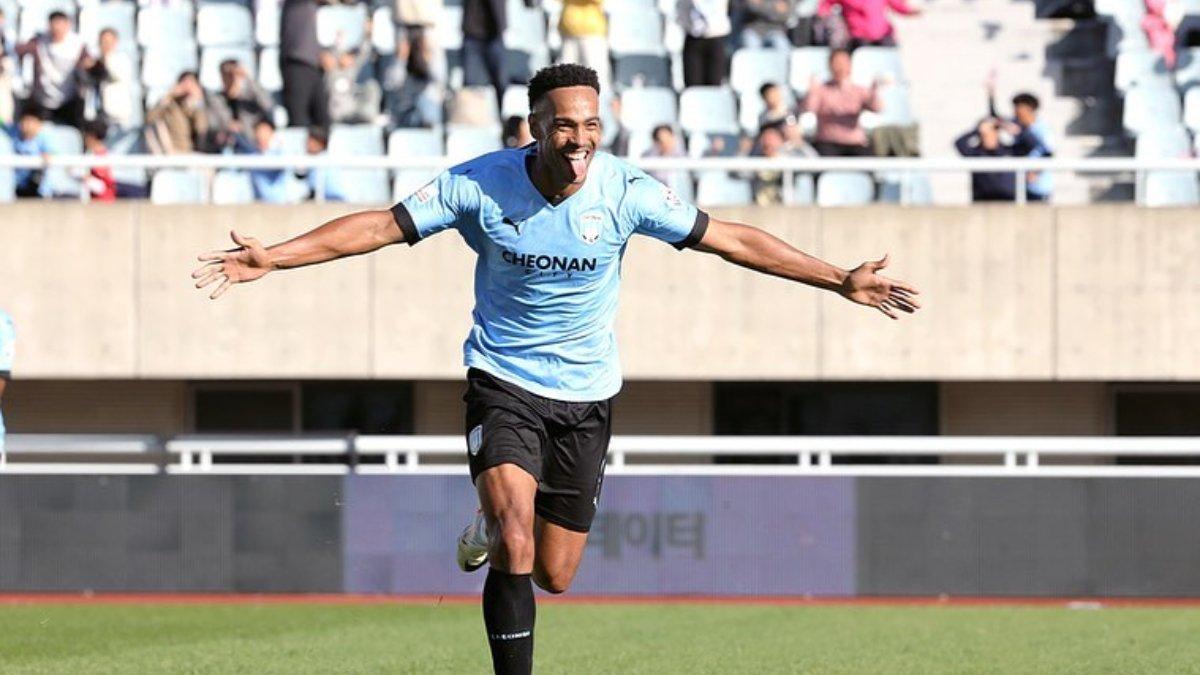 Bomber Arema FC asal Brasil, Bruno Mota saat melakukan selebrasi gol.