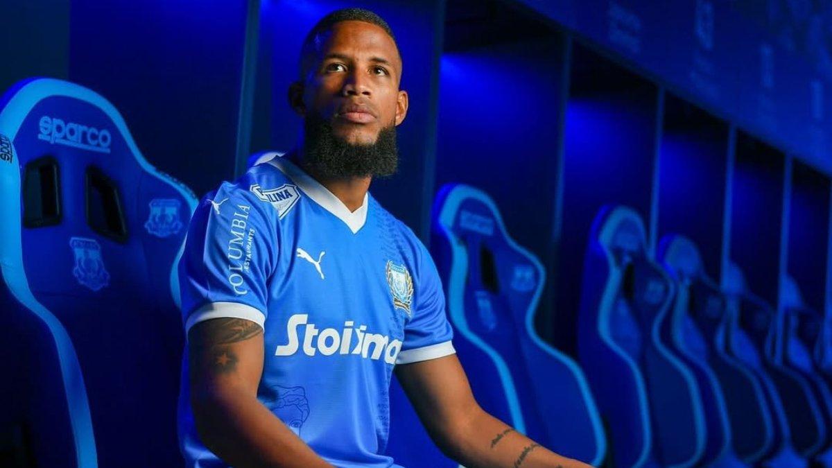 Foto Bruno Santos saat meggunakan jersey Apollon FC