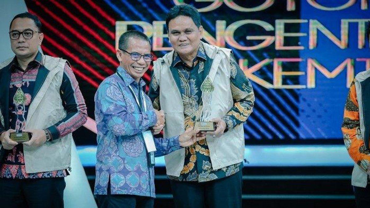 Bupati Barru, H Suardi Saleh menerima penghargaan dan apresiasi sebagai Akselerator Entas Stunting dan Kemiskinan Ekstrem dari CEO Tribun Network, Dahlan Dahi di Studio 1 Kompas TV, Menara Kompas Jl Palmerah Selatan Jakarta Pusat, Kamis