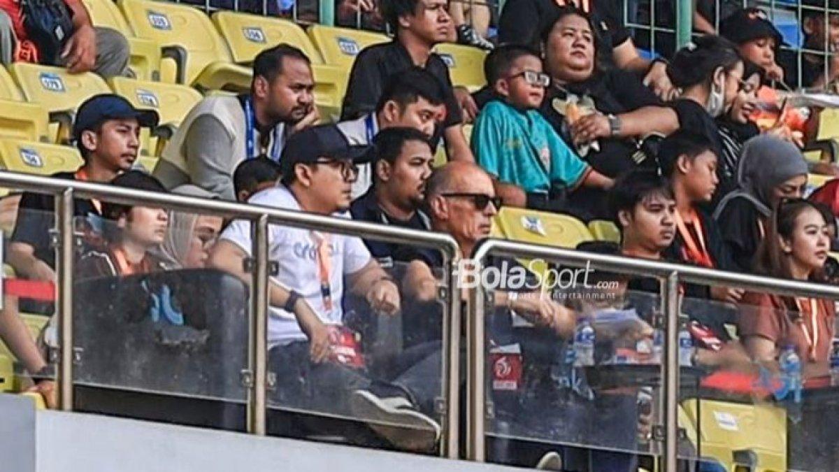 Calon pelatih baru Arema FC, Fernando Valente (kaca mata hitam), memantau laga Persija Jakarta melawan Arema FC dalam lanjutan Liga 1 2023 pekan kesembilan di Stadion Patriot Candrabhaga, Bekasi, Jawa Barat, Selasa (22/8/2023).