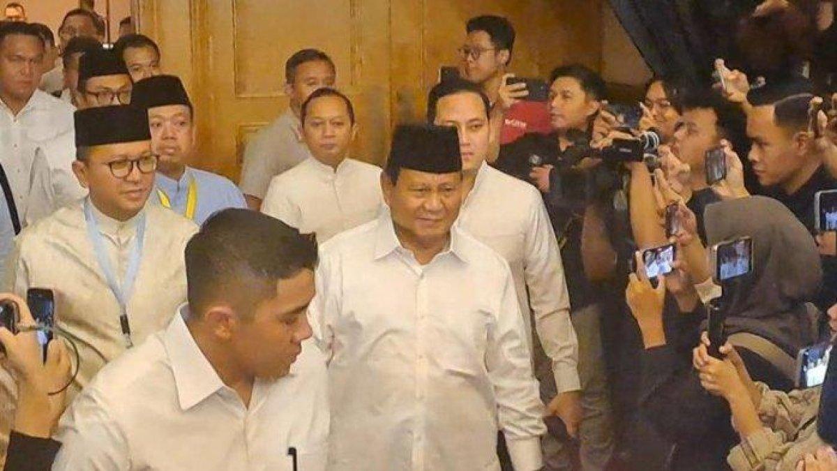 Capres terpilih Pemilu 2024 Prabowo Subianto menghadiri acara buka puasa bersama di Ritz Carlton Hotel, Jakarta, Senin (25/3/2024).