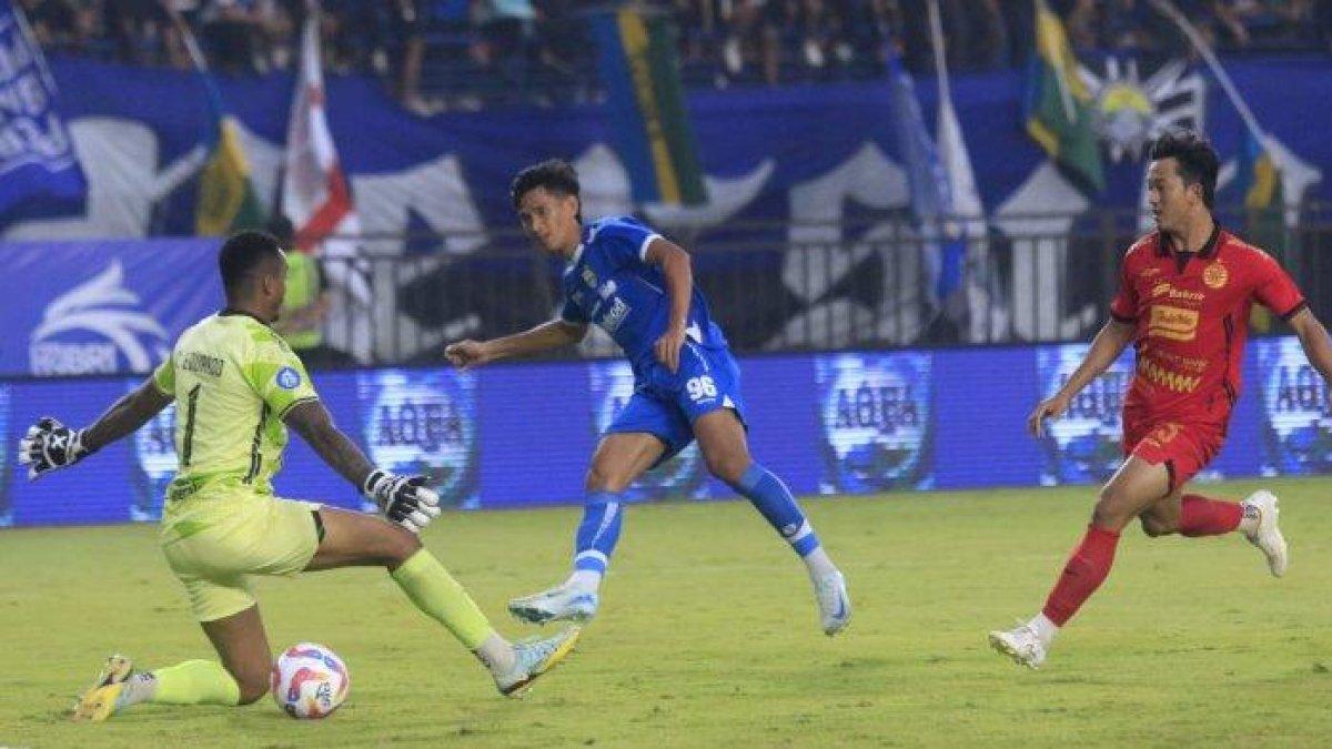 LAGA KLASIK LIGA 1- Penyerang sayap Persib Bandung, Ryan Kurnia berhasil menceploskan bola ke gawang Persija Jakarta setelah gagal diantisipasi kiper Carlos Eduardo Mota dalam lanjutan Liga 1 2024/2025 di Stadion Si Jalak Harupat, Kabupaten Bandung, Senin (23/9/2024). El Clasico putaran kedua antara Persija Jakarta vs Persib Bandung akan berlangsung di Stadion Patriot Candrabhaga, Minggu (16/2/2025).