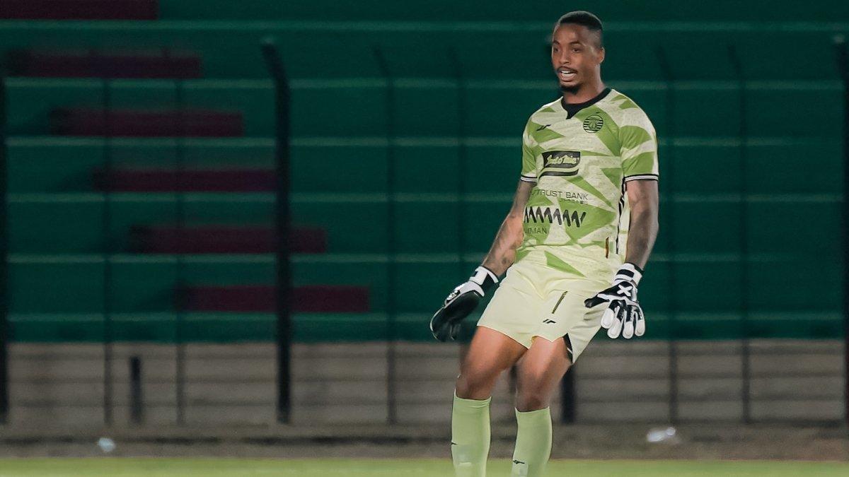 Kiper asing yang didatangkan Persija Jakarta di awal musim 2024/2025, Carlos Eduardo di laga kontra Persita Tangerang, Minggu (18/8/2024), di Sultan Agung, Bantul, Yogyakarta. Empat save penting Carlos Eduardo di laga Persija Jakarta kontra Persita Tangerang, Jakmania fix lupa Andritany?