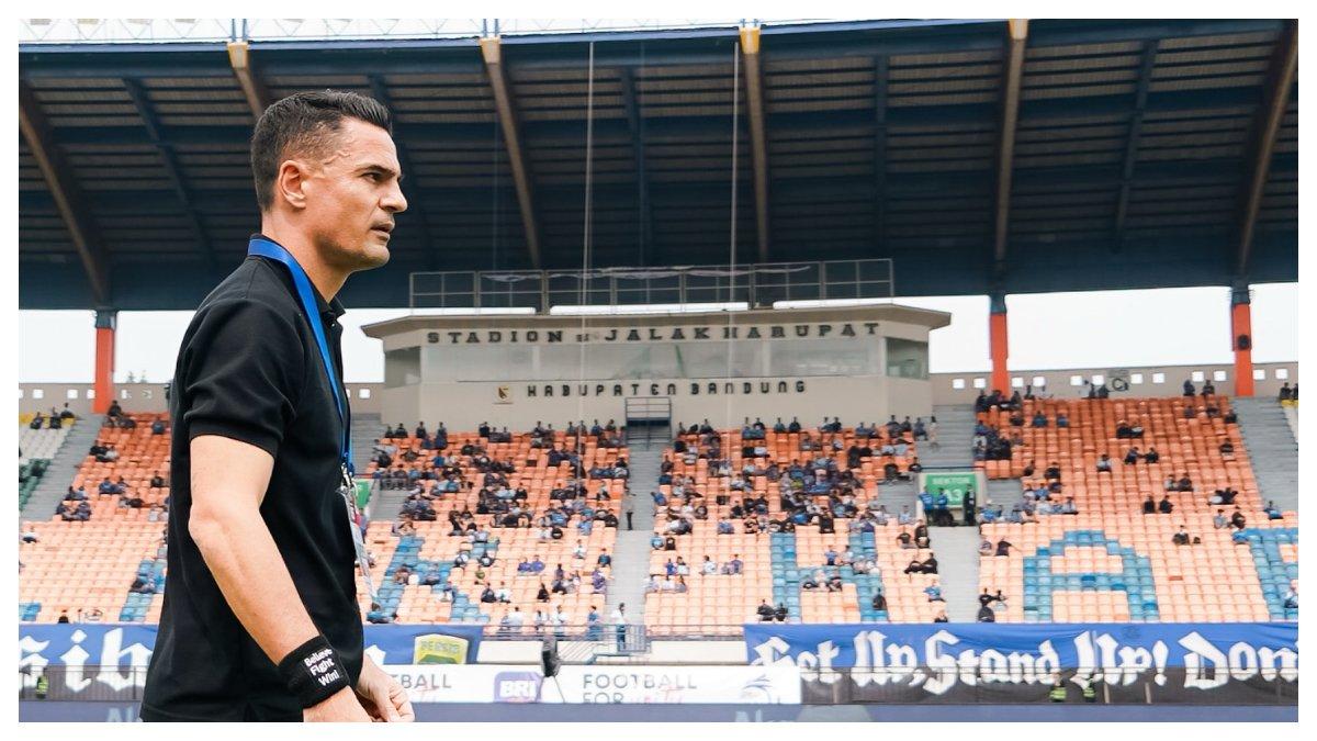 Pelatih Persija Jakarta, Carlos Pena saat berada di markas Persib Bandung, Stadion Si Jalak Harupat, Bandung, Jawa Barat, Senin (24/9/2024).