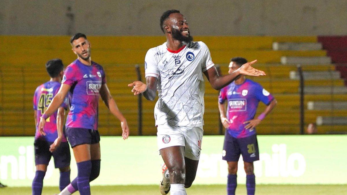 Sosok striker Arema FC asal Australia, Charles Lokolingoy.