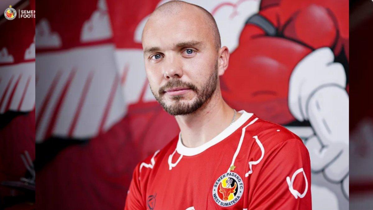 Gelandang asing asal Inggris, Charlie Scott resmi diperkenalkan sebagai pemain Semen Padang untuk Liga 1 2024/2025. Charlie Scott merupakan gelandang jebolan Manchester United.