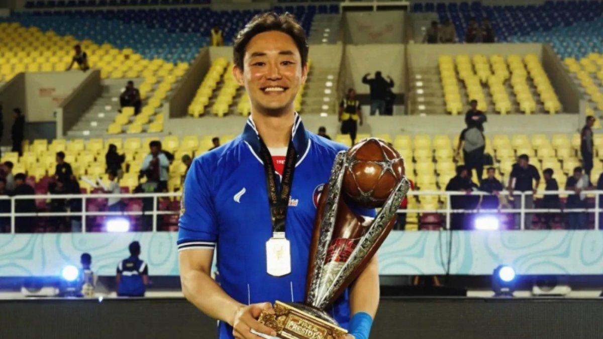 Sosok bek asal Korea Selatan milik Arema FC, Choi Bo-kyeong saat angkat trofi juara Piala Presiden 2024.