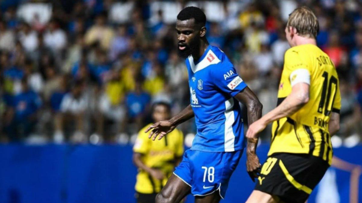 RUMOR TRANSFER PERSIB - Christian Gomis menggiring bola di pertandingan melawan Borussia Dortmund, diunggah dalam Instagram resmi sang pemain, pada  22 Juli 2024. 