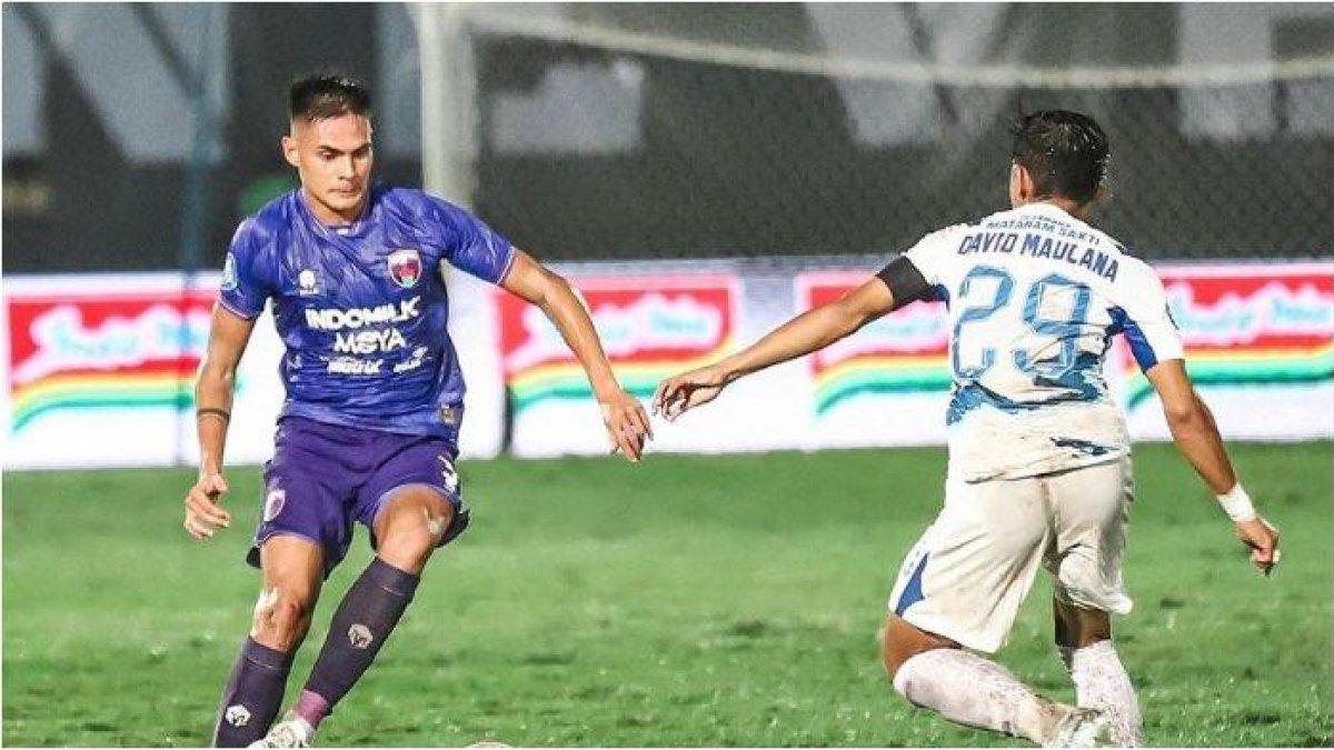 Bek Timnas Filipina saat membela Persita Tangerang di Liga 1 2023/2024, Christian Rontini (kiri).
