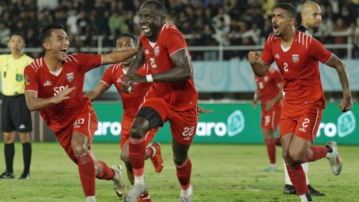 Selebrasi pesepak bola Borneo FC, Christophe Nduwarugira (tengah) setelah mencetak gol timnya dalam pertandingan semifinal Piala Presiden 2024 di Stadion Manahan, Solo, Selasa (3/7/2024) malam.