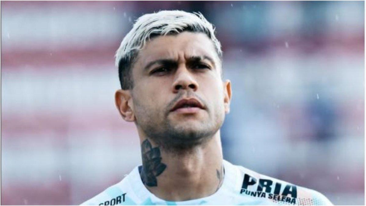 Potret Ciro Alves saat mengenakan jersey tandang Persib Bandung musim 2024/2025.