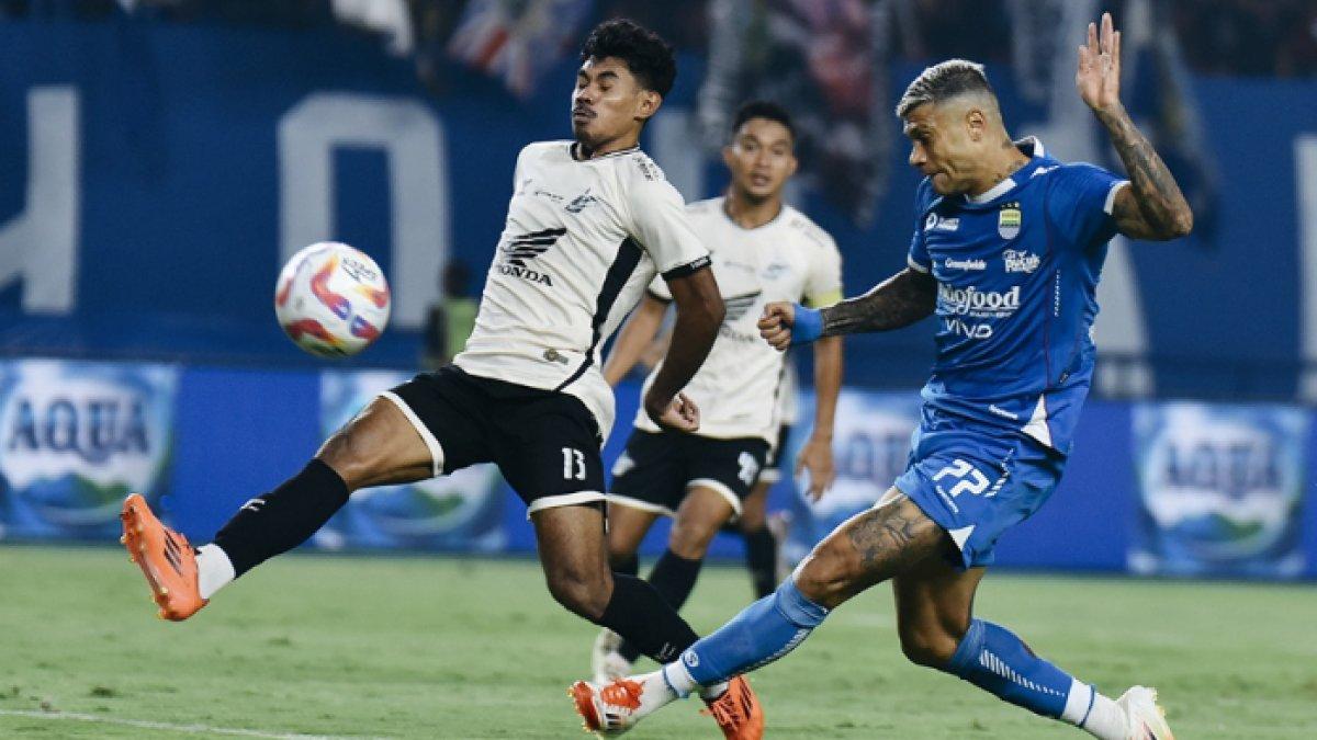 Cuplikan sepakan keras penentu kemenangan Persib Bandung kontra PSM Makassar yang dicatatkan oleh Ciro Alves yang tersaji di Stadion Gelora Bandung Lautan Api (GBLA), Sabtu (1/2/2025). Hasil akhir Persib Bandung kontra PSM Makassar, Ciro Alves menolak out, Gervane Kastaneer pamer skill, skor 1-0.