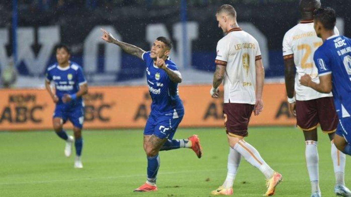 Reaksi Penyerang Persib Bandung, Ciro Alves setelah berhasil mencetak gol ke gawang Borneo FC pada pekan ke-11 Liga 1, Jumat (22/11/2024) malam WIB.