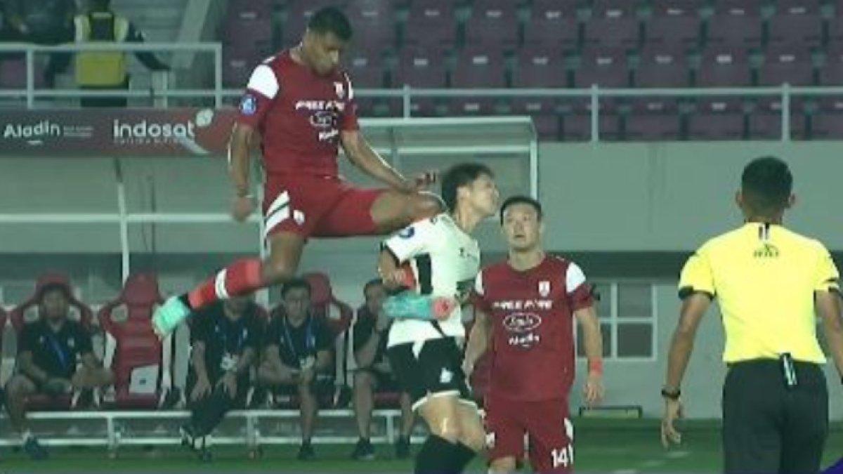 Bek Persis Solo Cleylton lakukan tendangan kungfu ke pemain PSM Makasssar, Daisuke Sakai di Stadion Manahan, Solo, Jawa Tengah, Senin (13/1/2025). BREAKING NEWS Persis Solo kontra PSM Makassar, tendangan kungfu Cleylton dihadiahi langsung kartu merah, ini kronologinya.