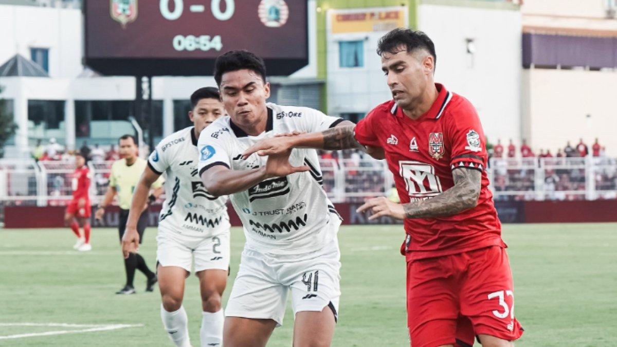 Pemain Malut United, Correa (kanan) saat berhadapan dengan Persija Jakarta di pekan ke-17 Liga 1 2024/2025.