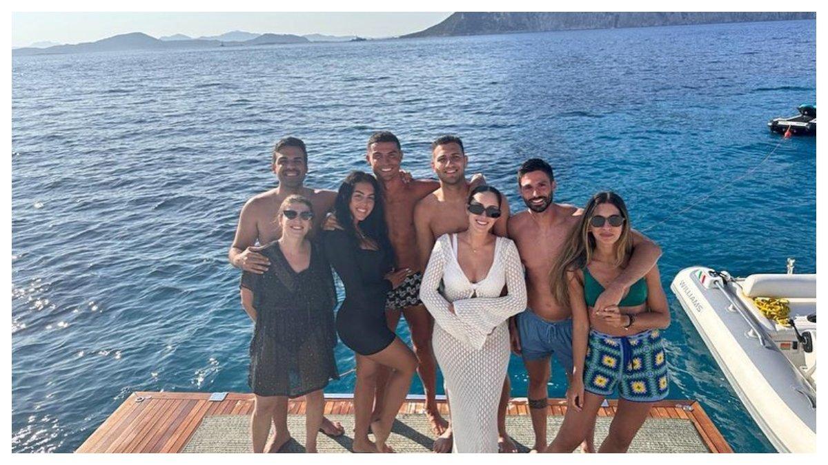 Cristiano Ronaldo harus mengeluarkan ratusan ribu Pound Sterling per bulan untuk menampung keluarga dan teman-temannya.