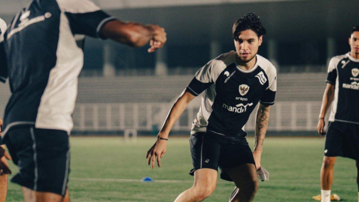 Aksi pemain terbaru Timnas Indonesia, Kevin Diks yang sudah berlatih bersama jelang melawan Jepang, Selasa (12/11).