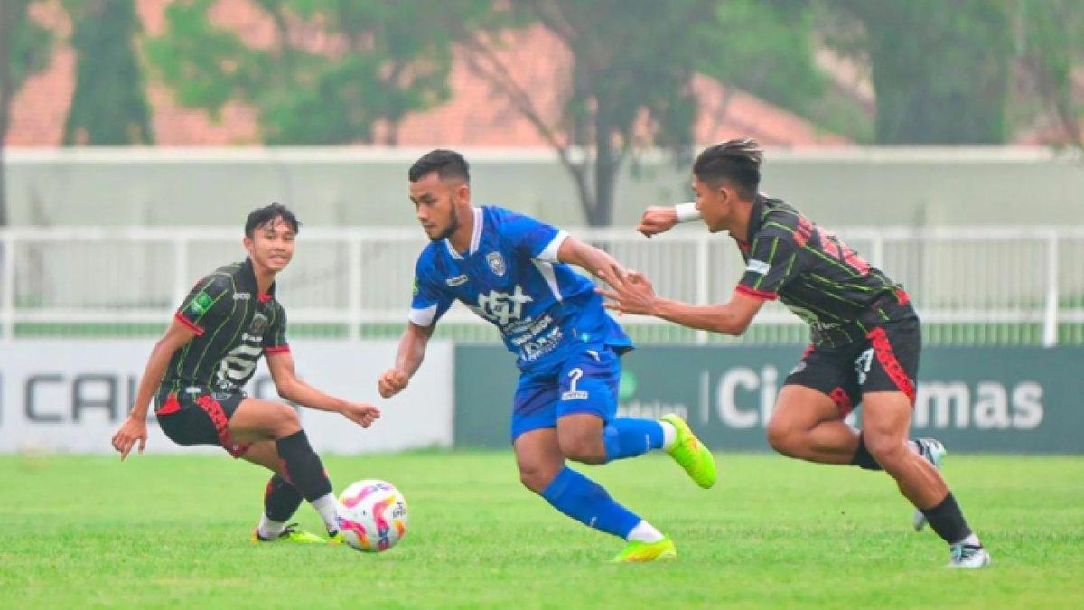 Potret pertandingan antara FC Bekasi City melawan PSPS Riau di pekan ke-11 Liga 2 2024, Jumat (15/11).