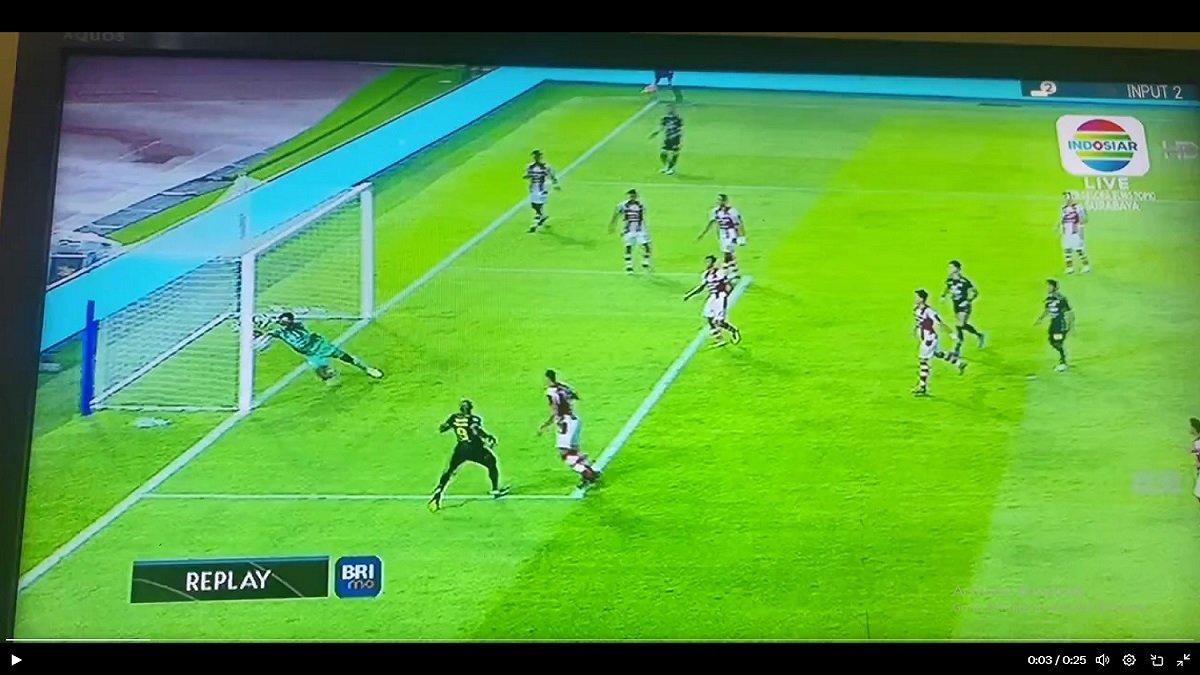 Striker baru Persebaya Surabaya, yakni Paulo Henrique sempat membuat gol untuk Bajul Ijo namun berbau kontroversi, mengingat bola tandukannya belum sepenuhnya masuk ke gawang Persis Solo di pertandingan tunda pekan ke-18 Liga 1 2023, Rabu 13 Desember 2023.