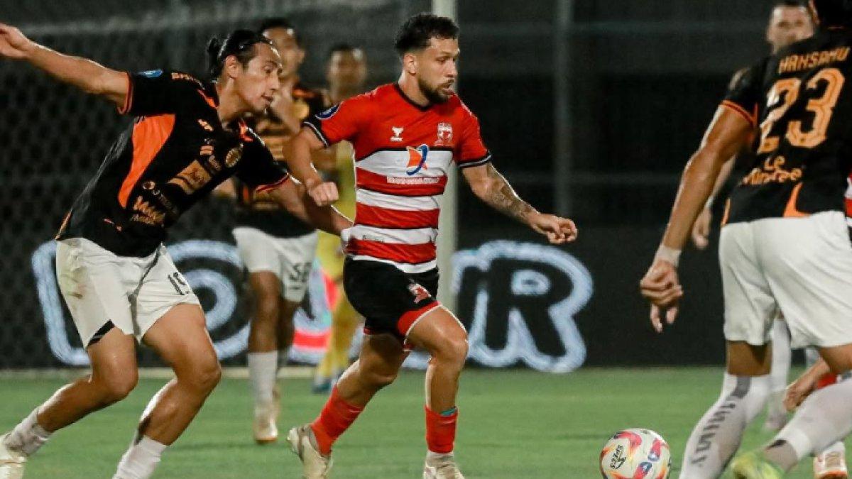 Cuplikan pertandingan antara Madura United melawan Persija Jakarta di pekan ke-27 Liga 1 2024, Minggu (6/4).