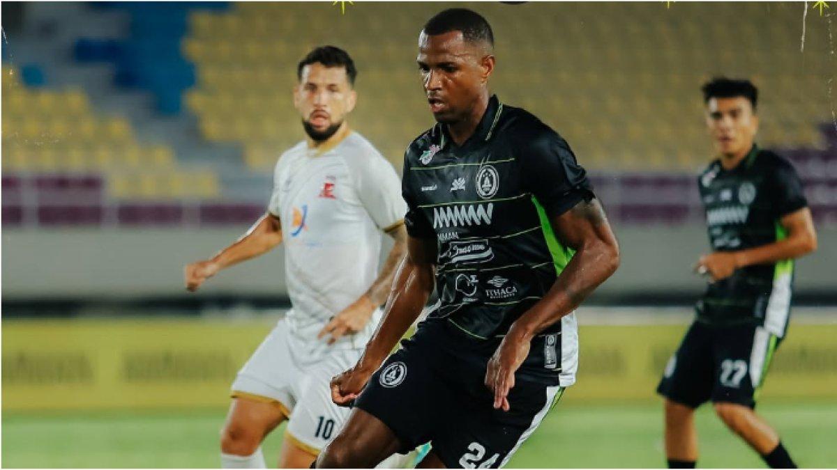 Cuplikan pertandingan PSS Sleman kontra Madura United di babak pertama di Stadion Manahan Solo, Jawa Tengah, Jumat (27/12/2024).