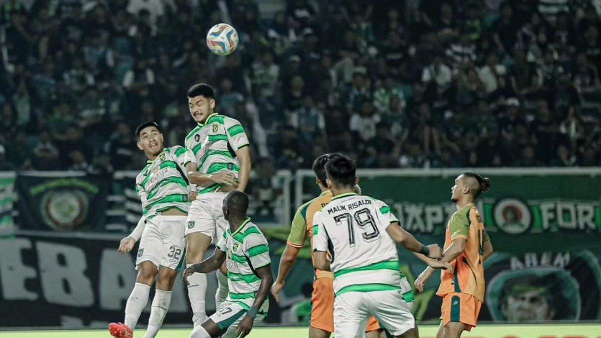Cuplikan laga antara Persebaya Surabaya melawan Persibo Bojonegoro dalam laga anniversary dari Bajul Ijo yang ke-97 dan digelar di Stadion Gelora Bung Tomo, Surabaya pada Sabtu, 29 Juni 2024. Persebaya Surabaya berhasil menang atas Persibo Bojonegoro dengan skor 2-0 berkat gol dari Mohammed Rashid dan Bruno Moreira.