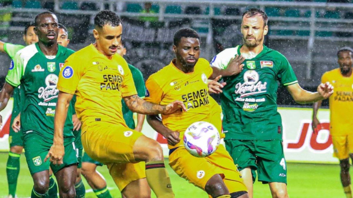 Aksi laga Persebaya Surabaya kontra Semen Padang di pekan ke-32 Liga 1 2024, Minggu (11/5).