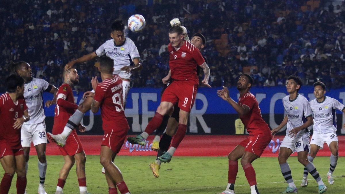 Cuplikan pertandingan antara Persib Bandung melawan Borneo FC di turnamen Piala Presiden, di Stadion Si Jalak Harupat, Soreang, Bandung, Senin (22/7/2024). Persib Bandung kalah 0-1 dari Borneo FC.