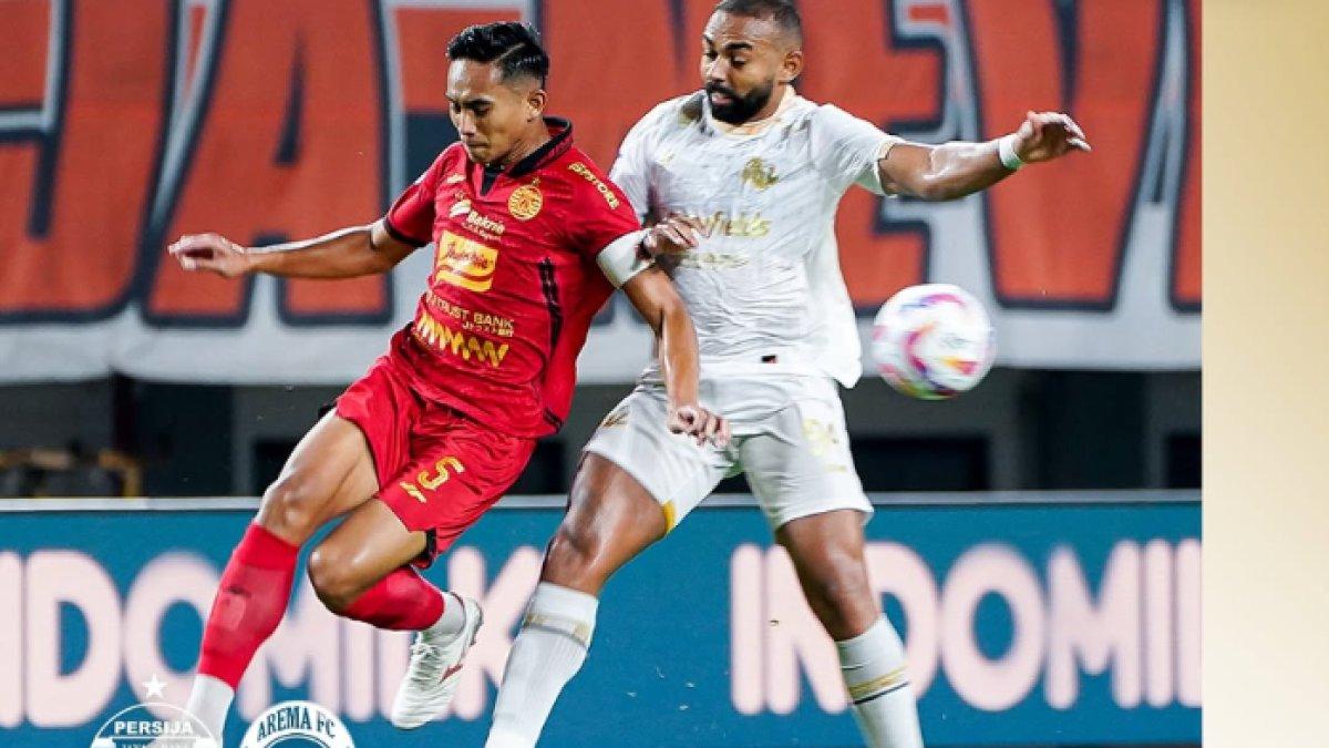 AKSI LAGA - Duel sengit di laga Persija Jakarta kontra Arema FC di pekan ke-26 Liga 1 2024, Minggu (9/3).