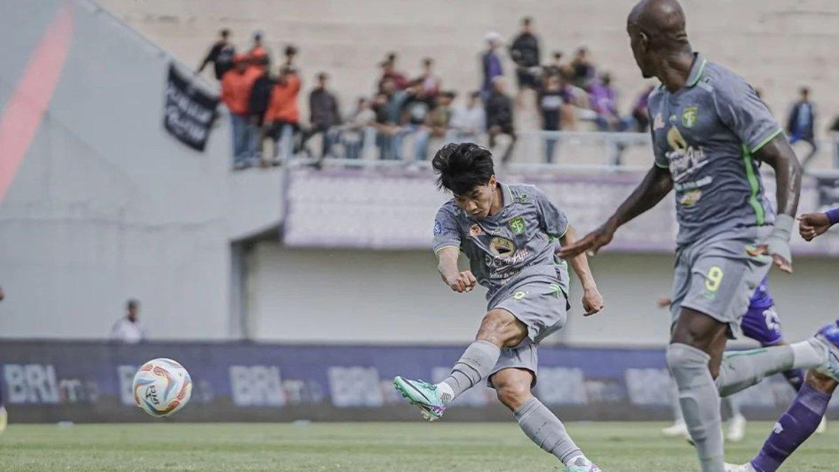 Cuplikan pertandingan Persita Tangerang melawan Persebaya Surabaya di pekan ke-25 Liga 1 2023, Jumat 23 Februari 2024.