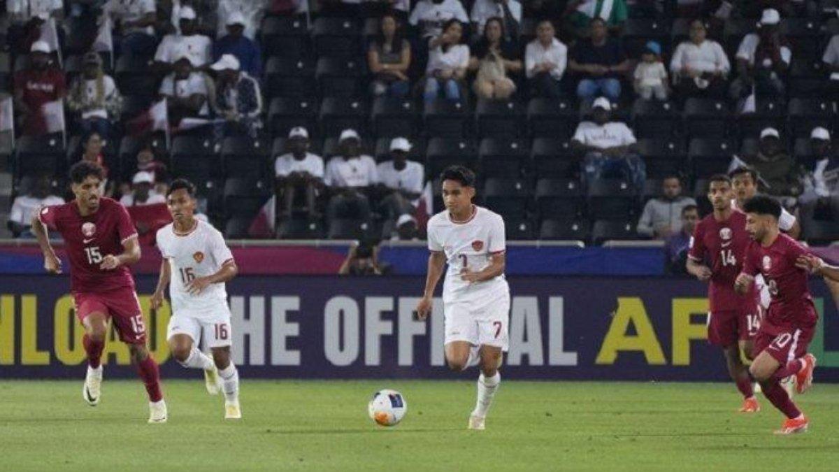 Aksi gelandang Timnas Indonesia U-23 Marselino Ferdinan mencoba melewati pemain Qatar di Piala Asia U-23 2024.