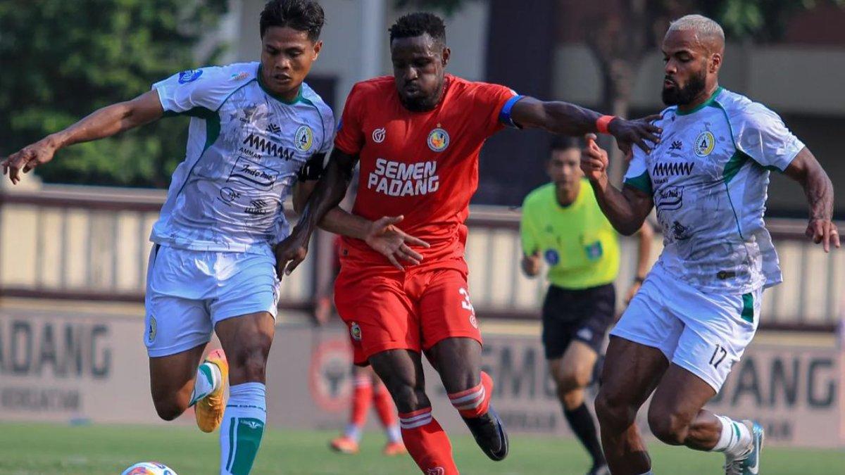 Potret cuplikan pertandingan antara Semen Padang dengan PSS Sleman di pekan ketiga Liga 1 2024, Senin (26/8). Semen Padang berhasil menang dengan skor tipis 1-0 atas PSS Sleman.