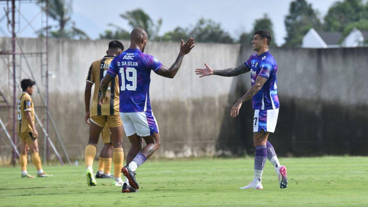 Cuplikan uji coba Dewa United melawan Persib Bandung di jeda kompetisi Liga 1 2023, Senin 22 Januari 2024. Persib Bandung berhasil menang 3-0 atas Dewa United.
