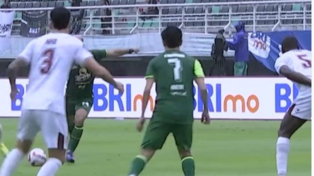Cuplikan laga Persebaya Surabaya kontra Persik Kediri dalam lanjutan pekan ke-14 Liga 1 2024/2025 di Stadion Gelora Bung Tomo, Surabaya, Jawa Timur pada Rabu (11/12/2024).
