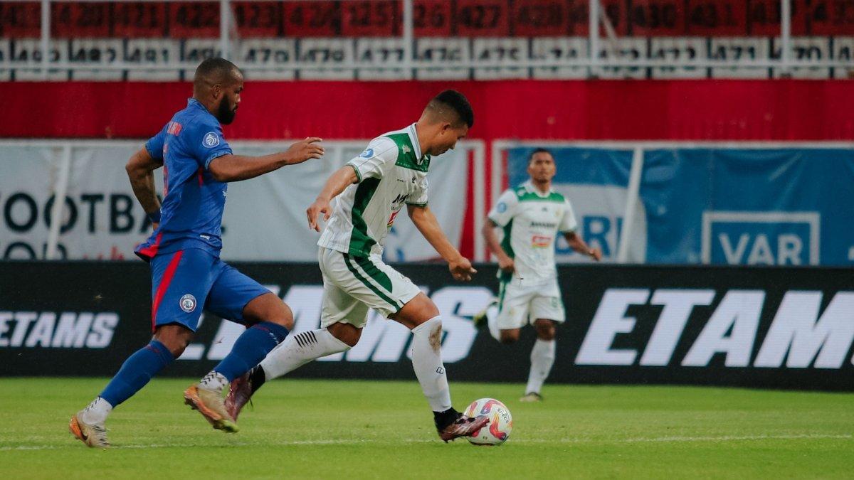 POTRET LAGA PEKAN KE-23 LIGA 1 2024/2025 - Cuplikan pertandingan Arema FC vs PSS Sleman dalam lanjutan pekan 23 Liga 1 di Stadion Gelora Soepriadi, Blitar pada Senin, 17 Februari 2025.