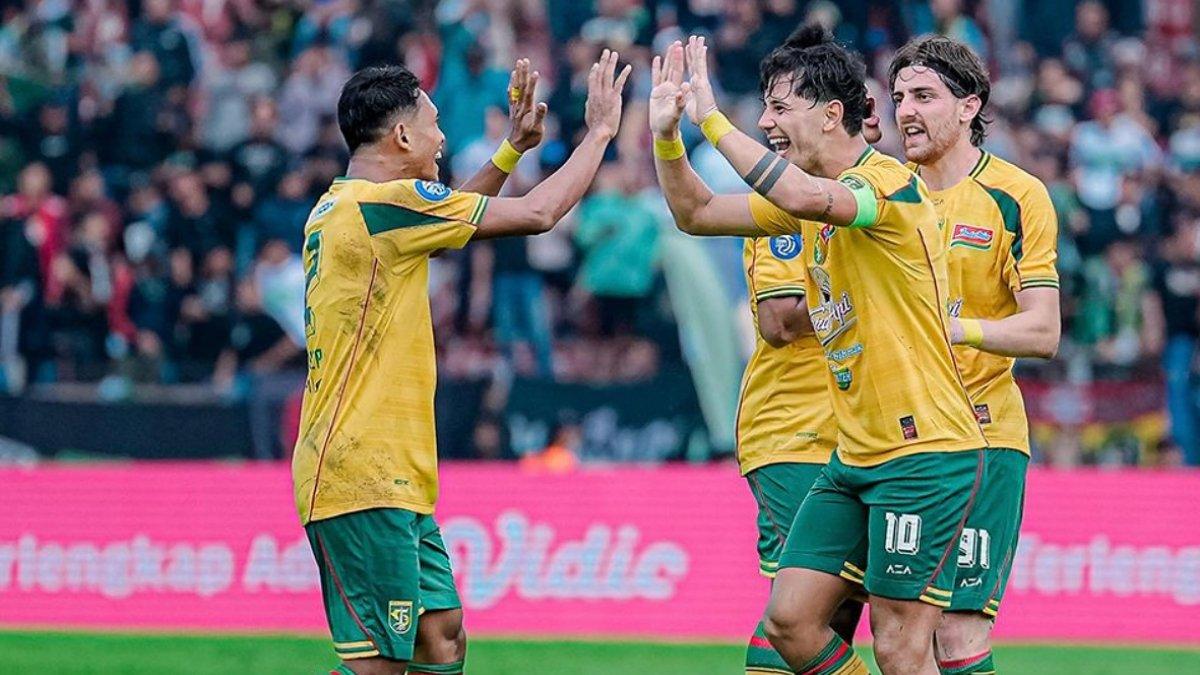 PERSIK KEDIRI VS PERSEBAYA SURABAYA - Cuplikan pertandingan Persik Kediri vs Persebaya Surabaya di Stadion Brawijaya, Kediri, Jawa Timur pada Senin, 5 Mei 2025.