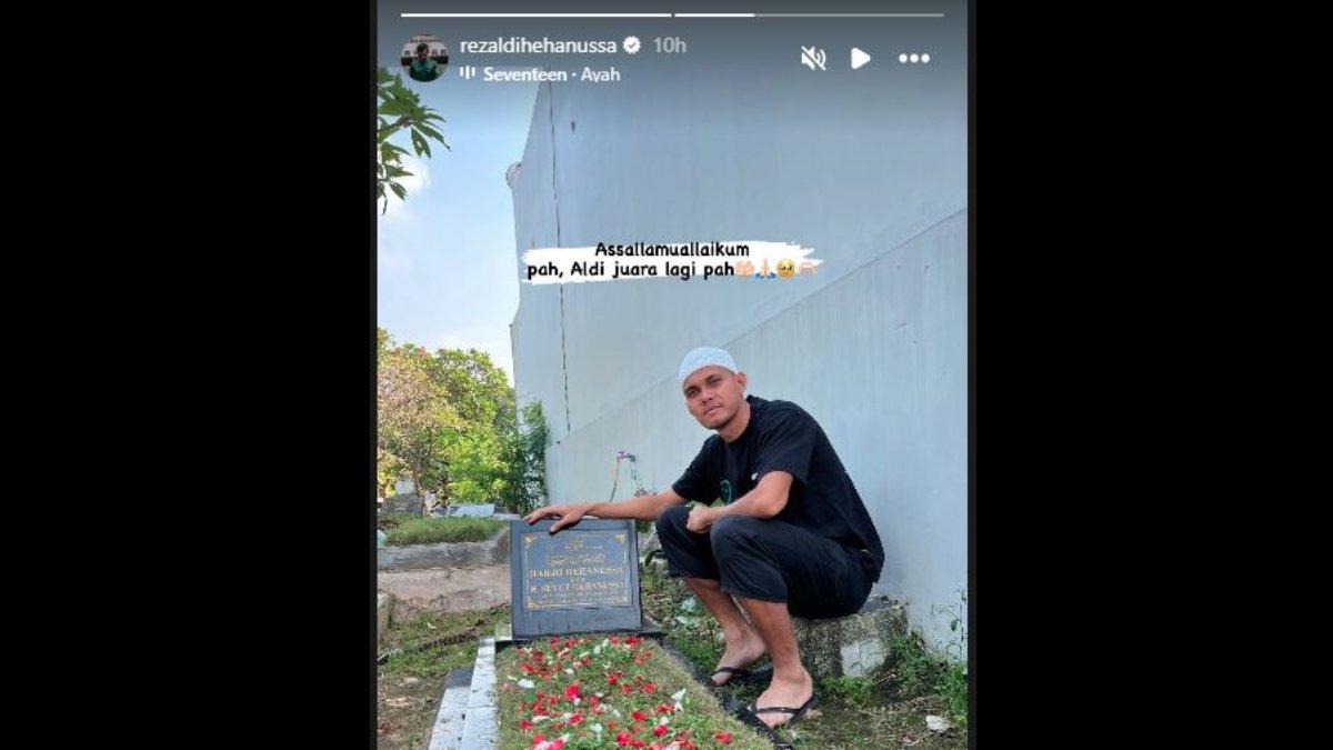 POTRET - Bek kiri Persib Bandung Rezaldi Hehanussa membagikan momen haru seusai menjadi juara Liga 1 2023 dengan mengunjungi makam sang ayah.