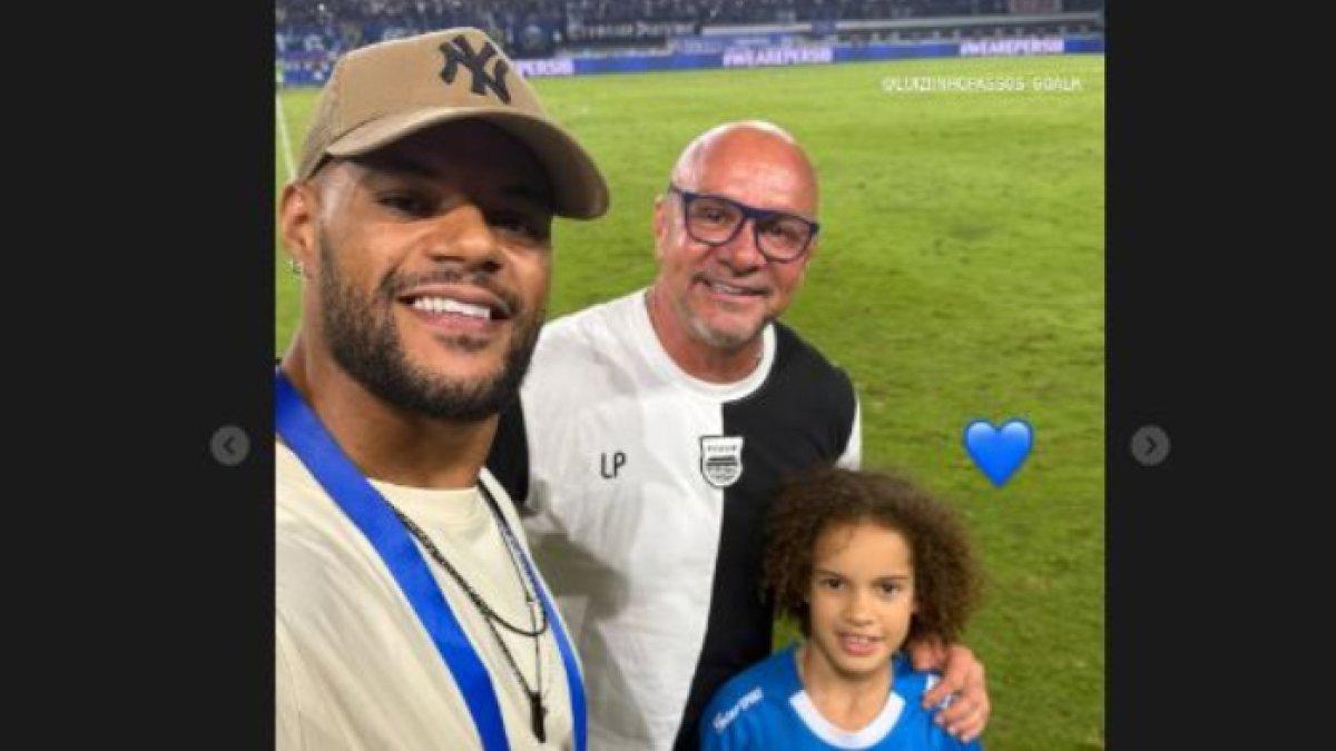 KODE DAVID DA SILVA - Potret kode sematan emoji hati warna biru dalam unggahan story David da Silva bersama Luizinho Passos.