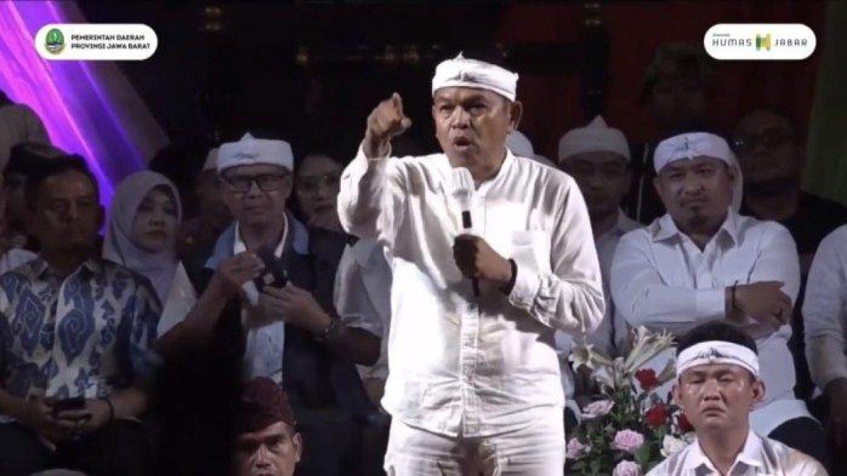DEDI MULYADI MARAH - Ekspresi Wajah KDM Memarahi Suporter Persikas Subang yang buat ulah di acara KDM Nganjang Ka Rakyat, Rabu (28/5/2025).