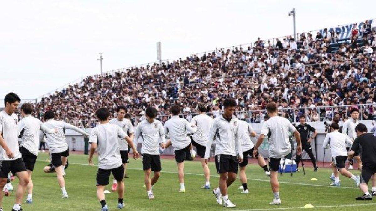 DITONTON RIBUAN ORANG - Ribuan orang menonton Timnas Jepang latihan perdana di Kota Sakai, Osaka, Jepang. Latihan diadakan untuk menghadapi Indonesia pada kualifikasi Piala Dunia 2026 zona Asia pada Selasa 10 Juni ini.