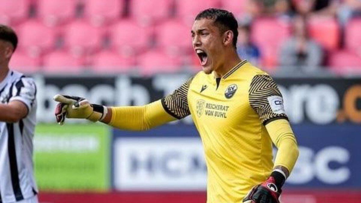 Sosok kiper keturunan Bali kelahiran Jerman, Daniel Klein yang juga masuk ke dalam listing calon pemain naturalisasi Timnas Indonesia saat membela SV Sandhausen di Liga 3 Jerman.