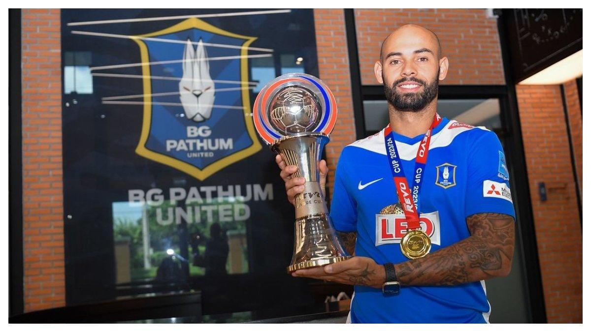 Potret Danilo Alves memegang trofi Liga Thailand memenangkan bersama BG Pathum United. Inilah profil Danilo Alves, sosok penyerang yang menjadi incaran PSS Sleman, potensi buktikan jadi mesin pencetak gol.