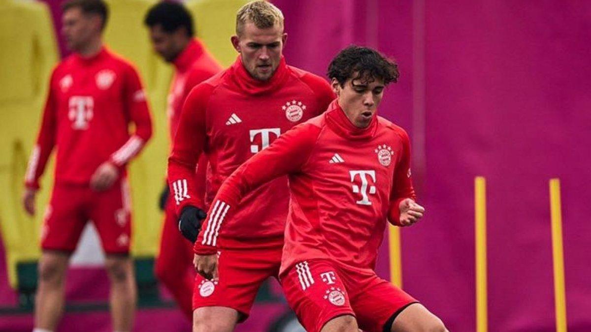 Sosok David Jonathans saat latihan bersama dengan Bayern Munchen II (depan) dan bek Bayern Munchen asal Belanda Mathijs De Light (belakang).