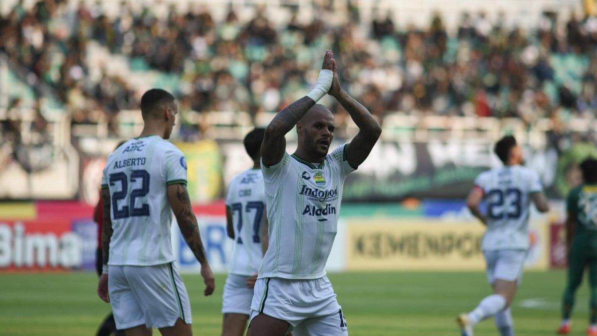 Potret selebrasi meminta maaf David da Silva yang melesatkan gawang ke mantan timnya saat Persib Bandung bertandang ke markas Persebaya Surabaya di pekan ke-15 Liga 1 2023, Sabtu 7 Oktober 2023.
