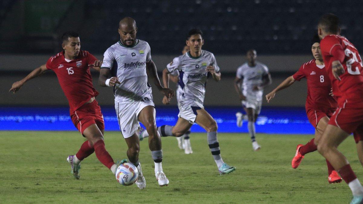 Aksi striker Persib Bandung, David da Silva, menggiring bola saat melawan Borneo FC di turnamen Piala Presiden, di Stadion Si Jalak Harupat, Soreang, Bandung, Senin (22/7/2024). Persib Bandung kalah 0-1 dari Borneo FC.