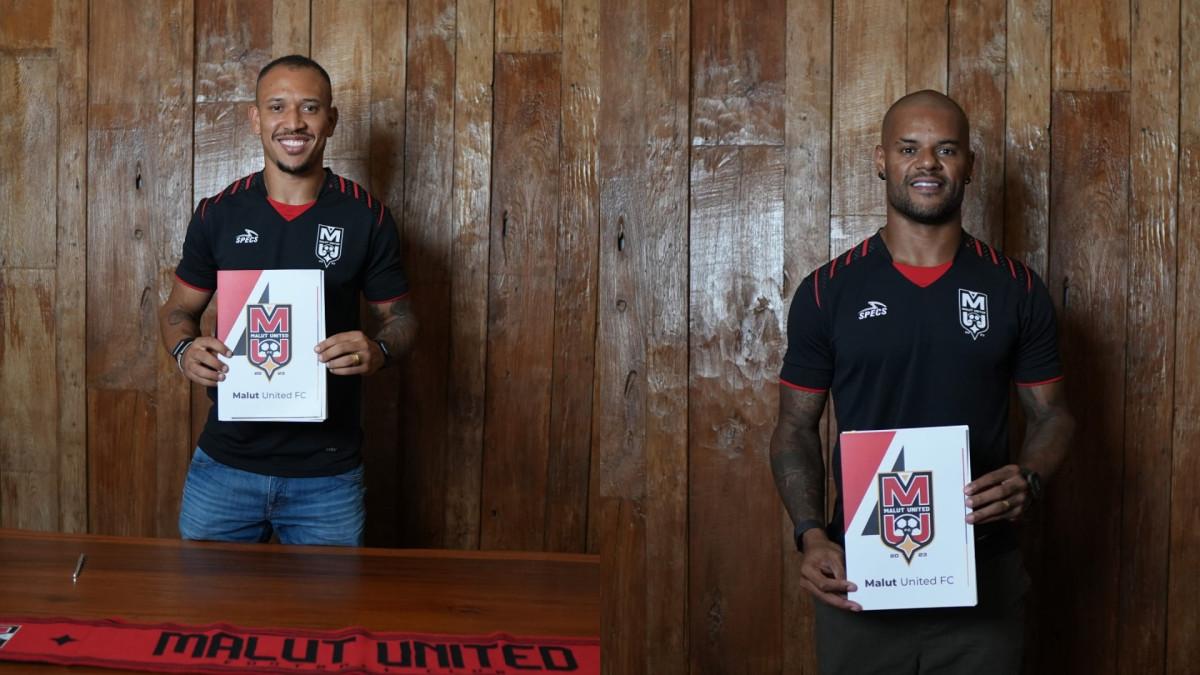 Dua mantan pemain asing Persib Bandung, Gustavo Franca (kiri) dan David da Silva (kanan) saat diperkenalkan sebagai rekrutan baru Malut United untuk Super League 2025/2026