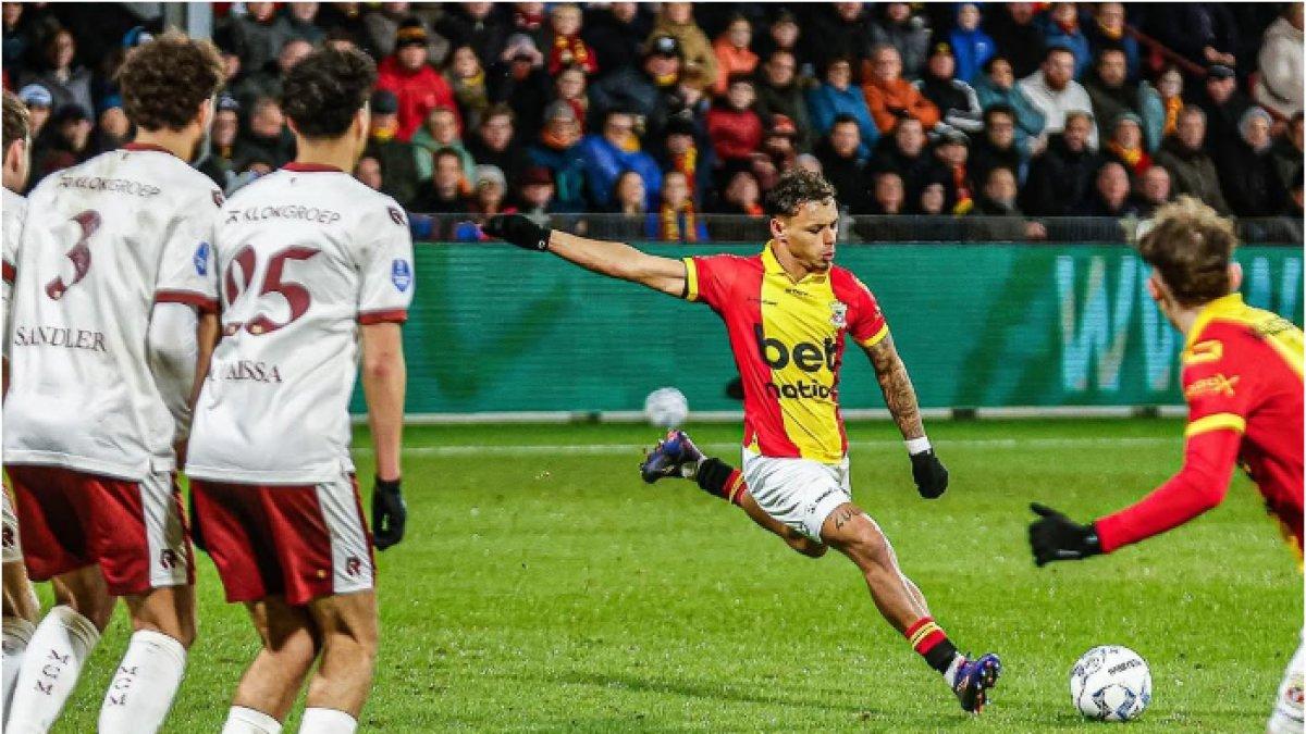 DEAN JAMES - Sosok fullback kiri yang nyatakan minatnya gabung Timnas Indonesia, Dean James saat jadi eksekutor bola mati Go Ahead Eagles di Eredivisie musim 2024/2025.